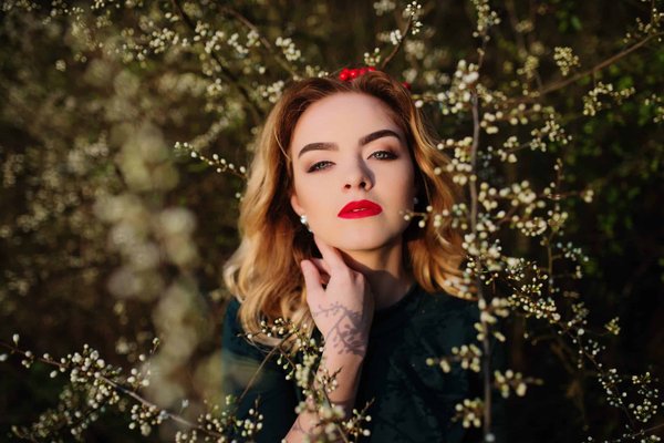 What Are the Best Trench Coat Styles for Curvy Figures in a Professional Environment?